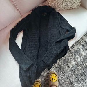 Barefoot dreams cardigan!! Size xs! Like new!